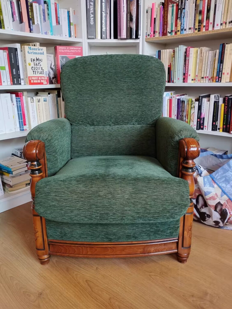 Fauteuil vert : 45cm (assise) / 90cm (avec dossier)