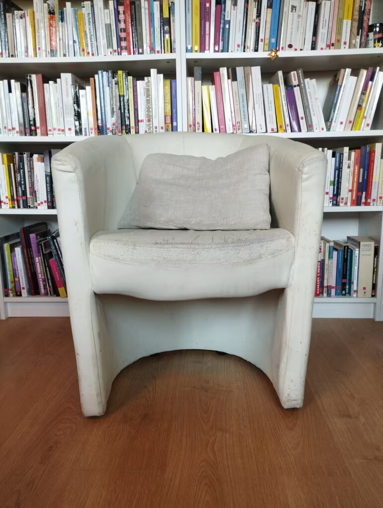 Fauteuil blanc : 45cm (assise) / 75cm (avec dossier)