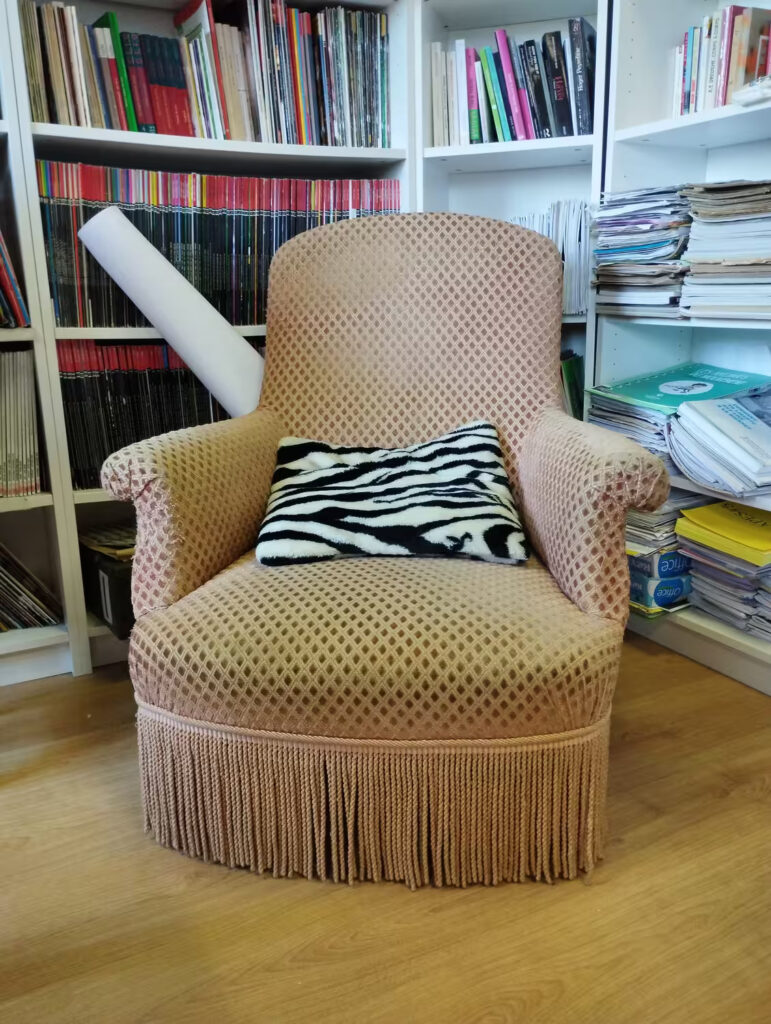 Fauteuil beige : 35cm (assise) / 90cm (avec dossier)