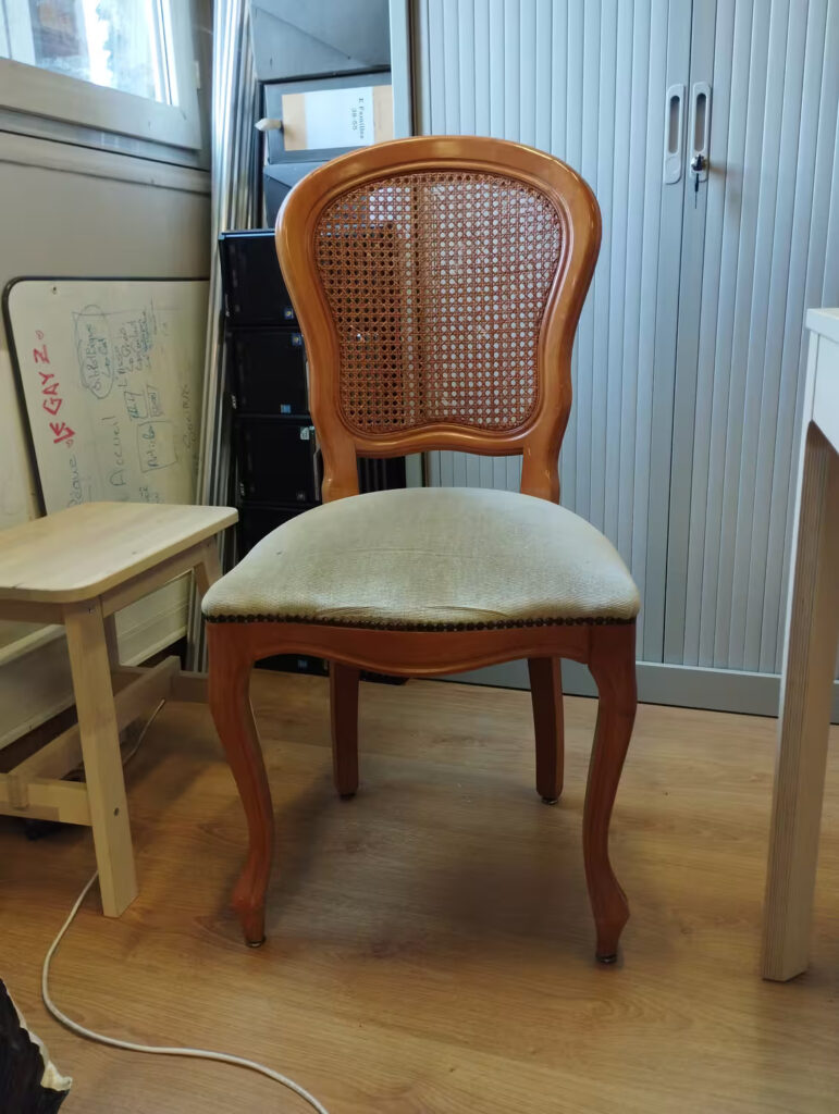 Chaise en rotin : 50cm (assise) / 100 (avec dossier)