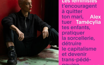 Une photo de l'auteurice dans une pose assurée avec la couverture de son livre, d'un rose queer et flashy.