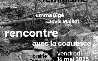 Il est écrit : "Mémoires minoritaires présente : Écotransféminismes (Emma Bigé et Clovis Maillet). Rencontre avec la coautrice vendredi 16 mai 2025 à 19h, librairie Ouvrir l'oeil (18 rue des Capucins, Lyon 1er)." On peut voir en arrière-fond des rochers au milieu d'arbres, entre lesquels s'écoule un petit ruisseau.