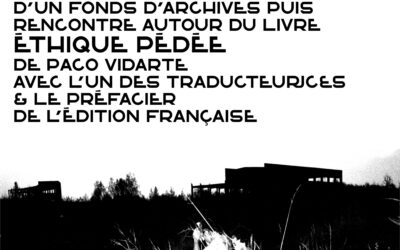 affiche de l'après-midi pédée ; sous le texte donnant les principales infos, une photo : sur un terrain vague, on devine 2 hommes nus et masqués, cachés par des herbes hautes ; au loin, l'ombre de bâtiments